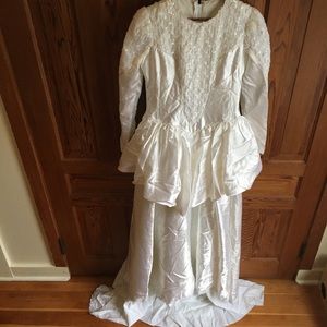 Vintage Long Sleeved Wedding Dress with Train